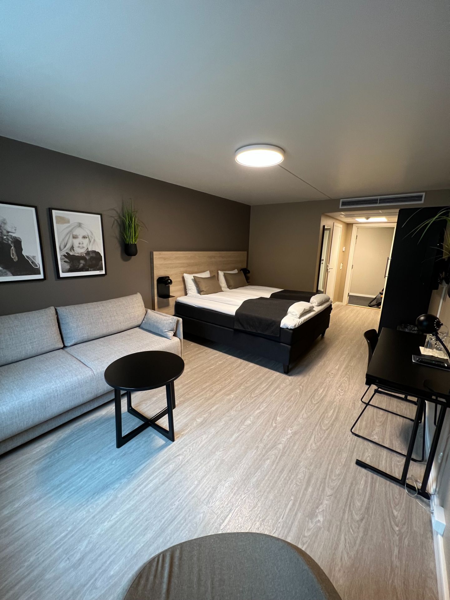 Hotellrom med dobbeltrom og sofa