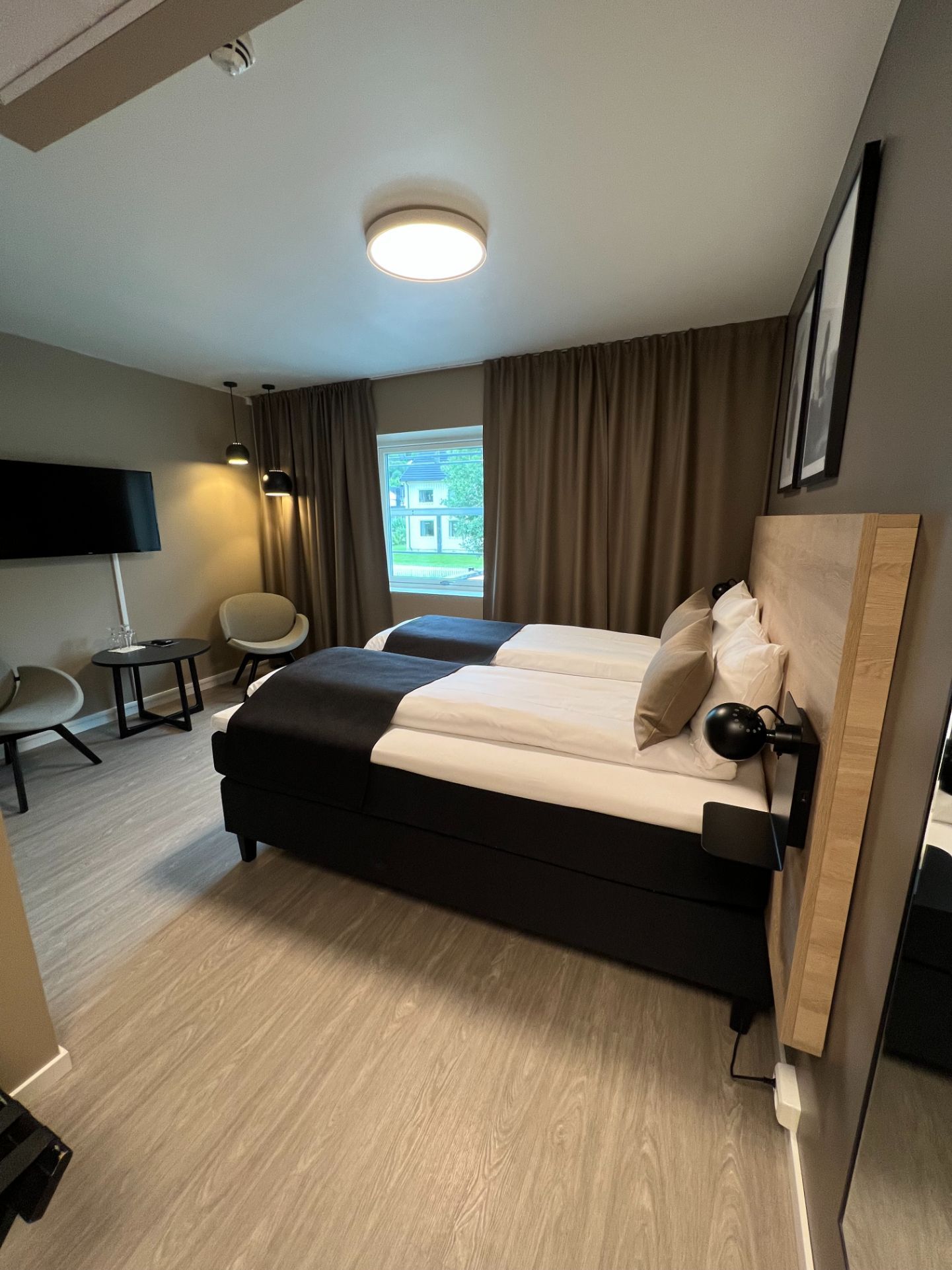 Stort hotellrom med dobbeltseng
