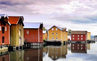 Sjøgata med gamle havnebygg