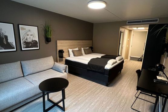 Hotellrom med dobbeltrom og sofa