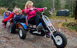 Barn på trehjulssykkel