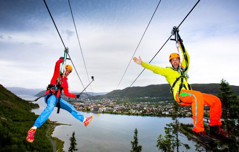 to personer i zipline