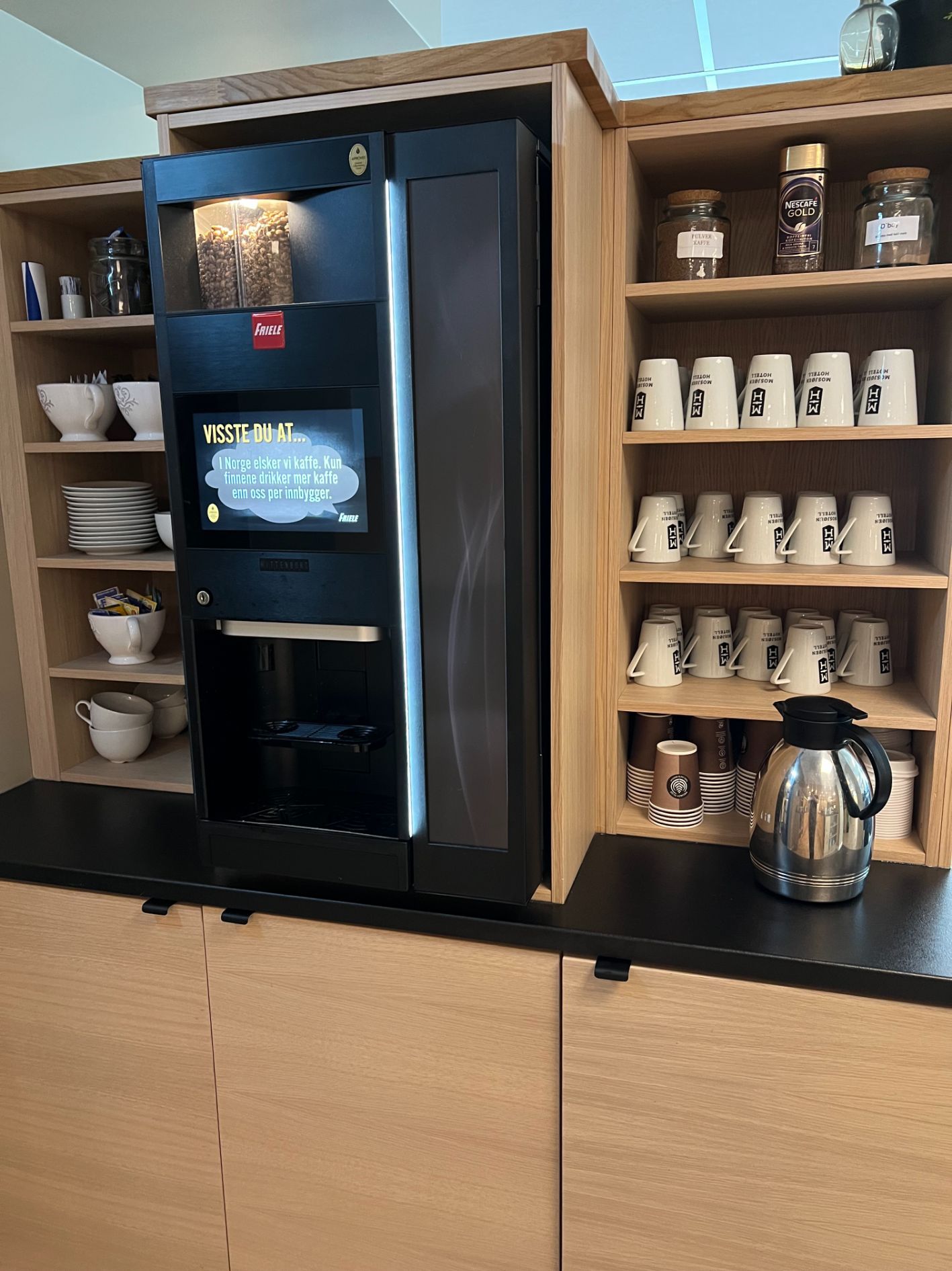 Kaffeautomat og kaffekopper