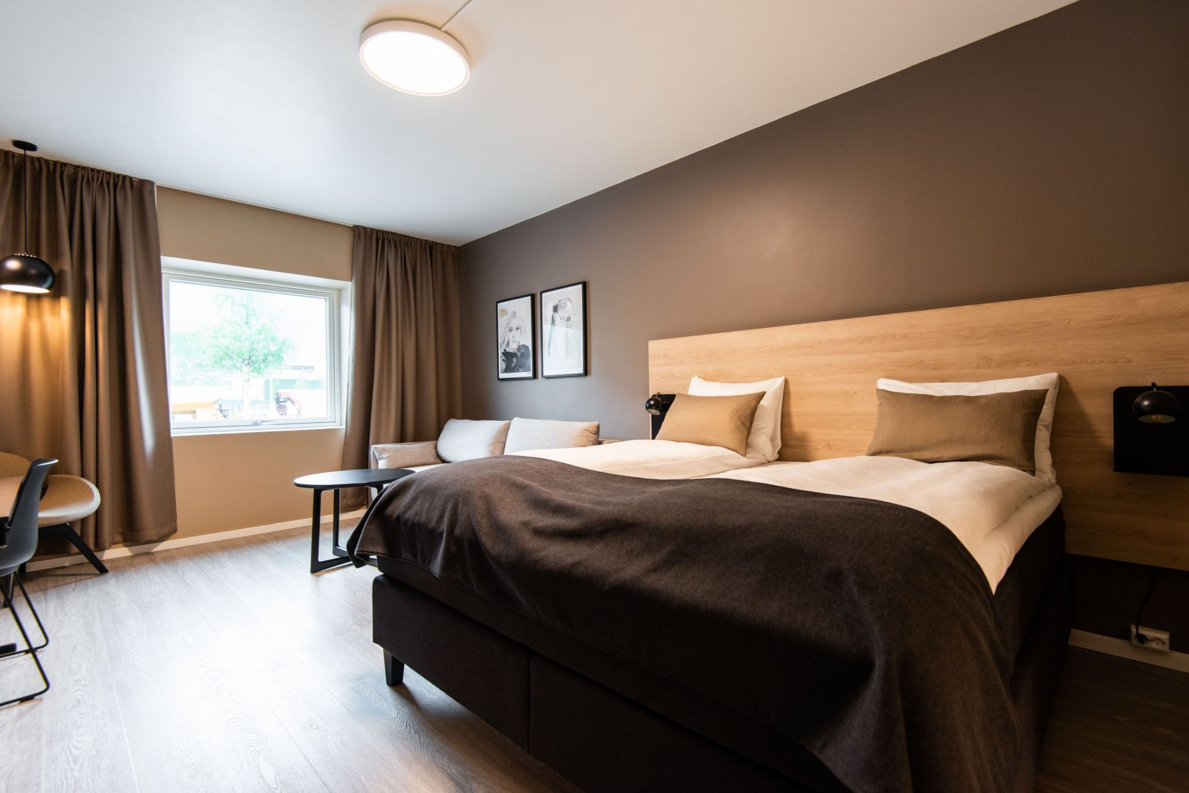 Hotellrom i varme toner med dobbeltseng