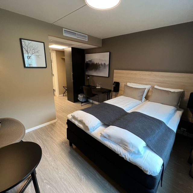 Hotellrom med dobbeltseng og skrivebord