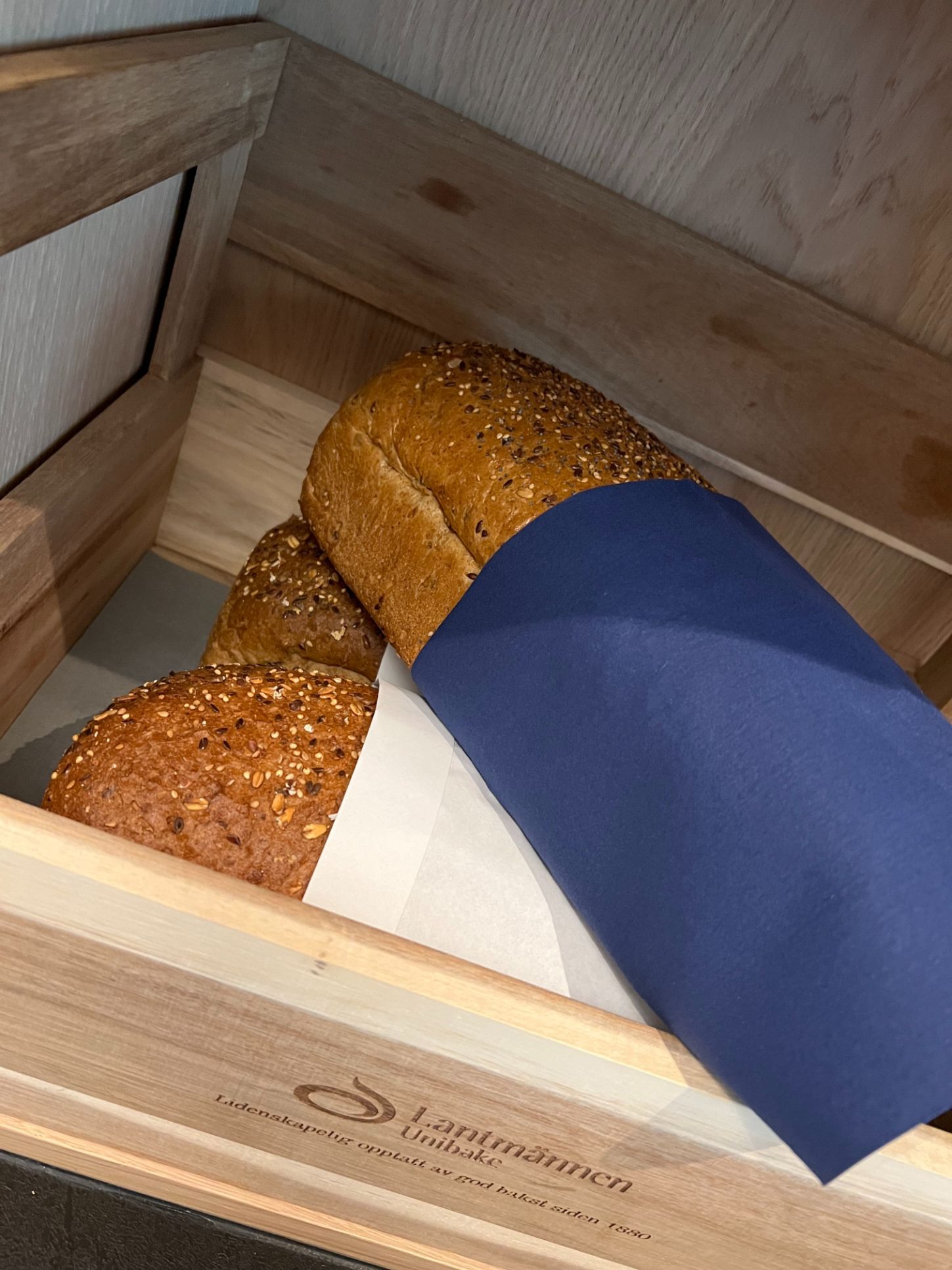 Brød i trekasse