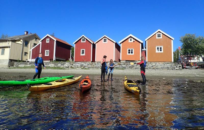 Kajakkere på strand