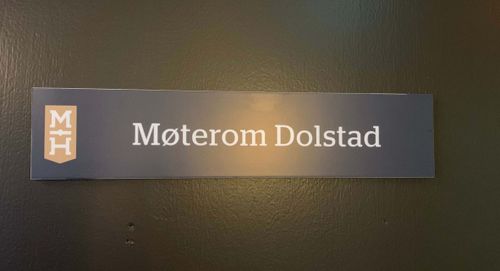 Skilt med "Møterom Dolstad"