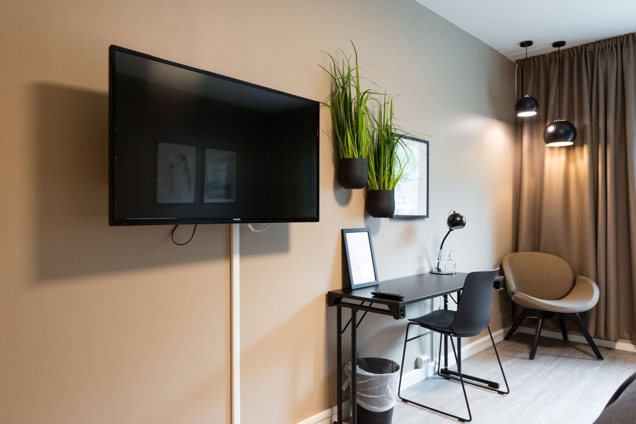 Flatskjerm og skrivebord i hotellrom